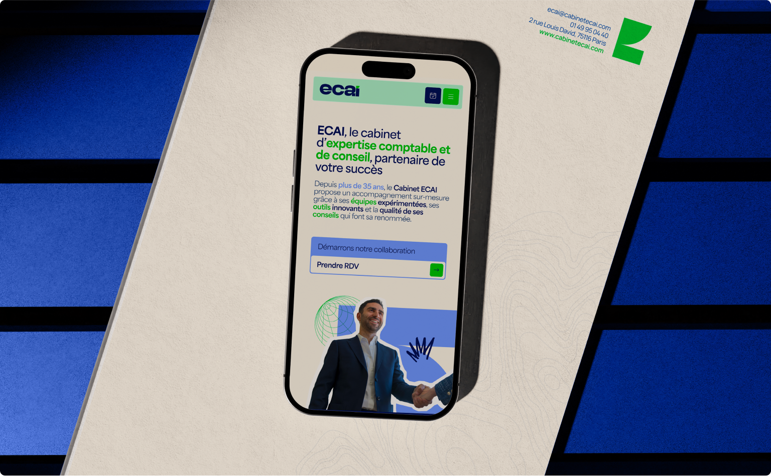 Mock-up mobile de la page d’accueil du site ECAI affichée sur ordinateur portable, design responsive pour smartphone.