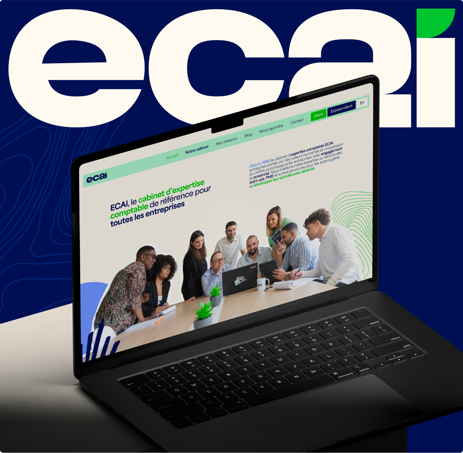 Mock-up du site ECAI sur ordinateur portable, nouveau design épuré sur fond bleu avec logo géant.