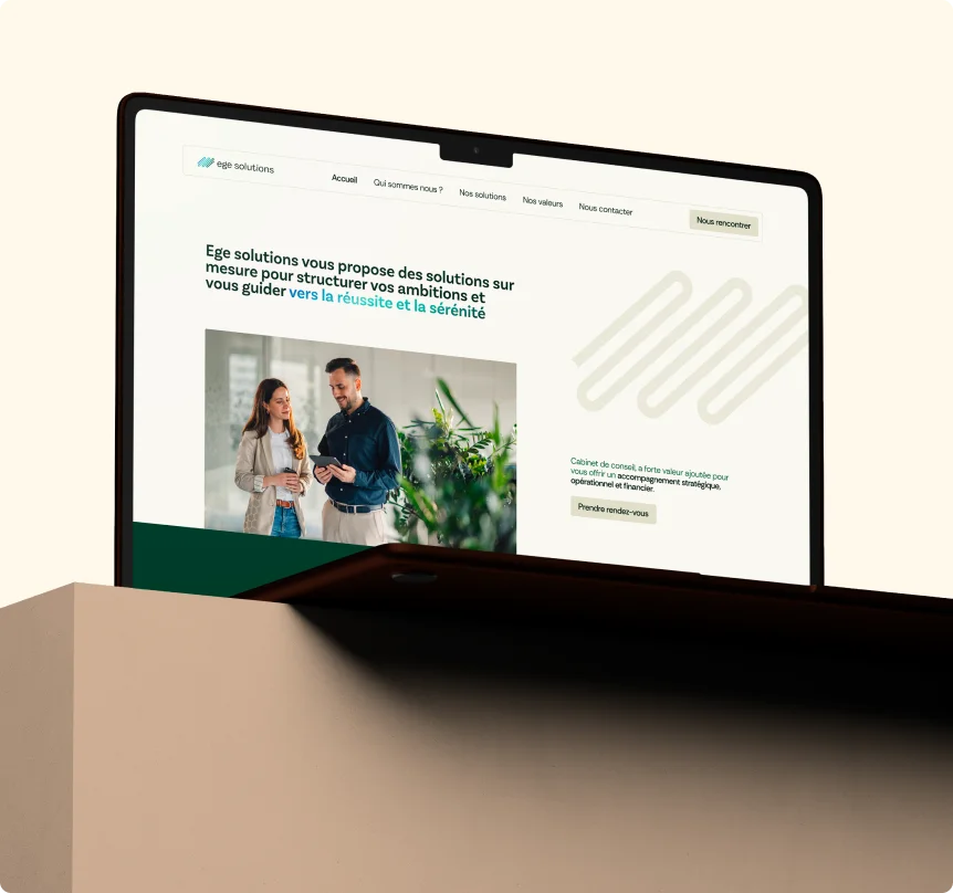 Ecran d'ordinateur portable, ouvert sur le site du cabinet EGE Solutions